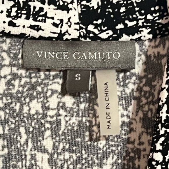 #2 VINCE CAMUTO • SLEEVELESS BLOUSE • ABSTRACT - Picture 3 of 4